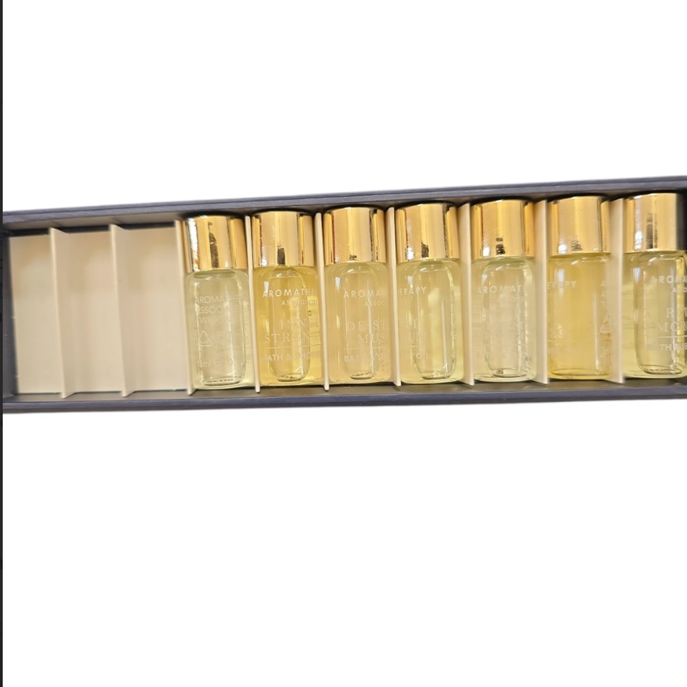 Aromatherapy Associates Miniature Bath & Shower Oil Set - Gold and Clear - Picture 2 of 3